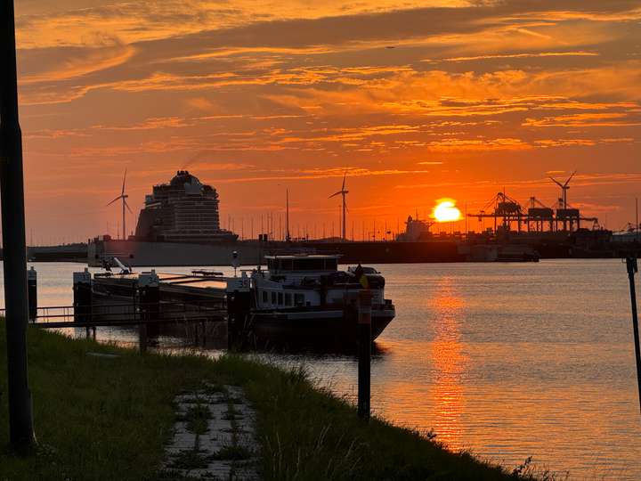 Abend am Nordseekanal mit Sonnenuntergang