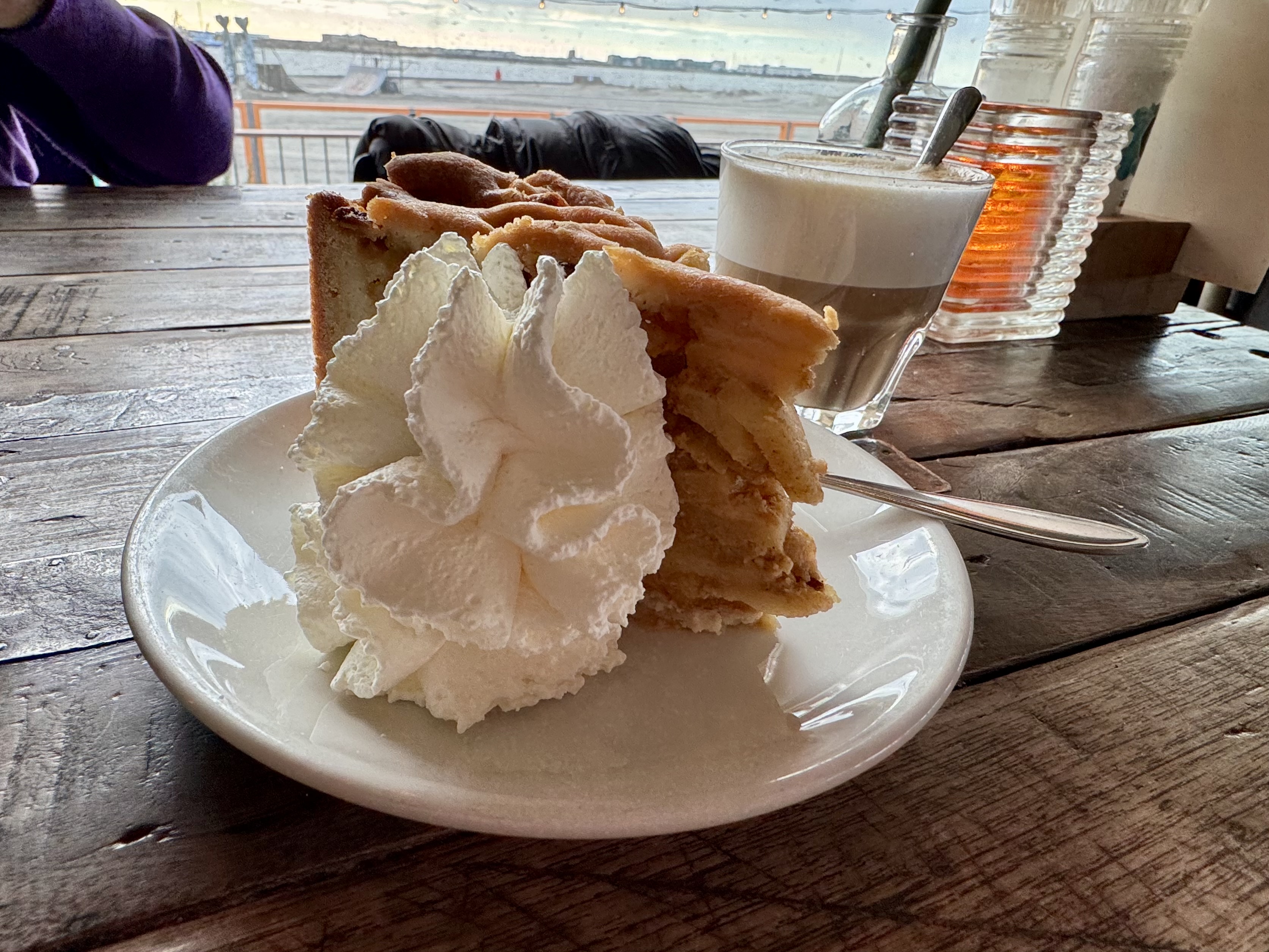 Ein Apfelkuchen (Appeltaart) mit Cappucchino.